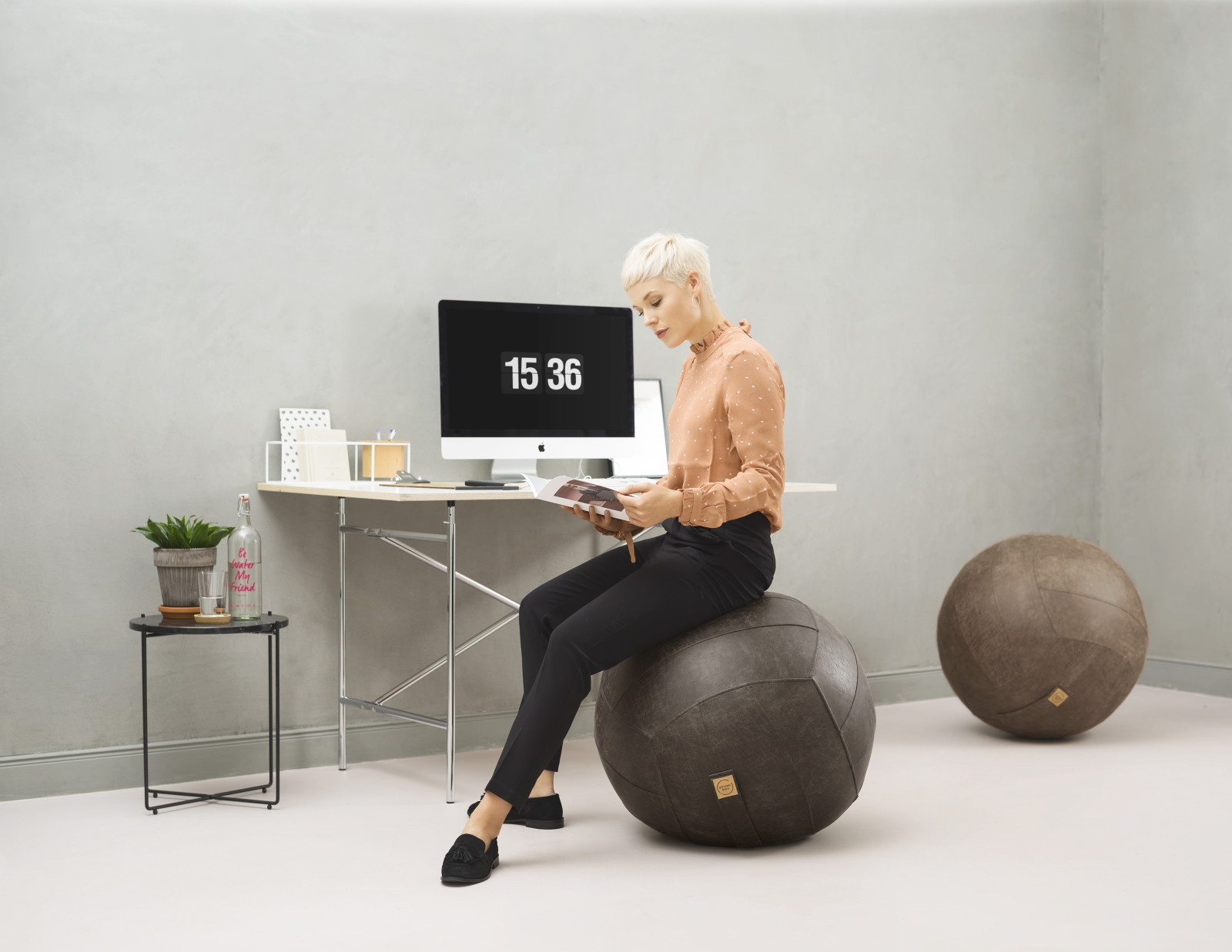Sitzball / Gymnastikball Frankie mit Lederimitat-Bezug in anthrazit