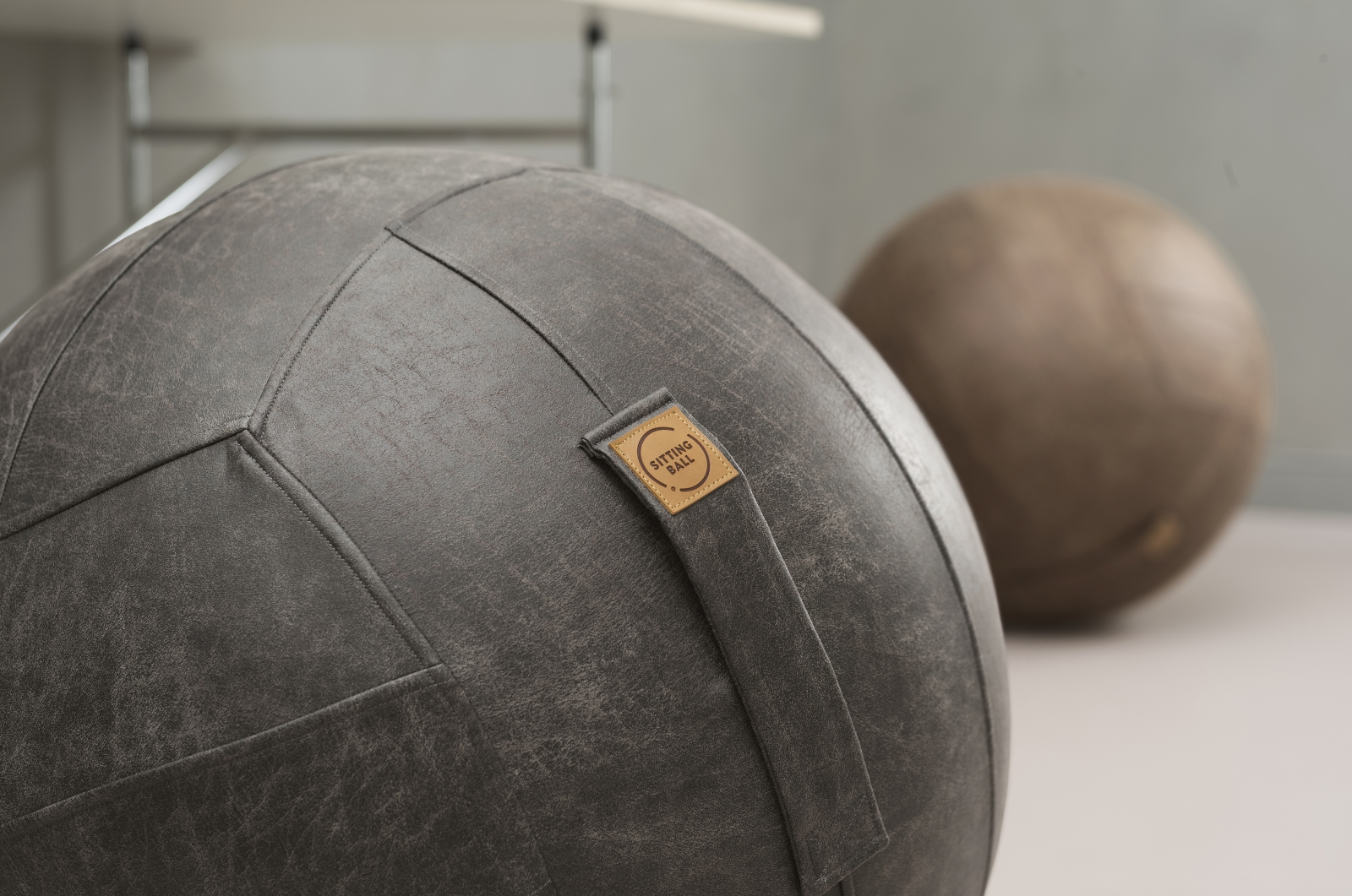 Sitzball / Gymnastikball Frankie mit Lederimitat-Bezug in anthrazit